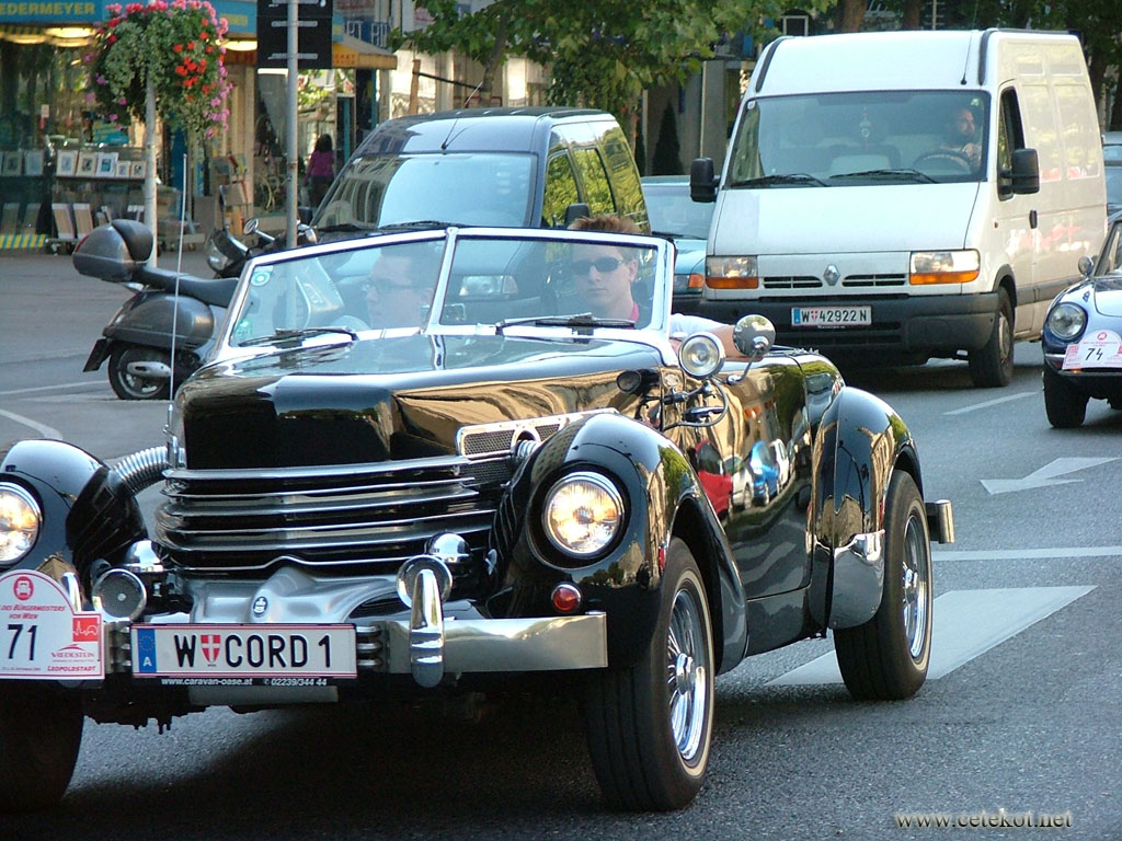 Старинные автомобили на улицах Вены, напоминает Победу-кабриолет.