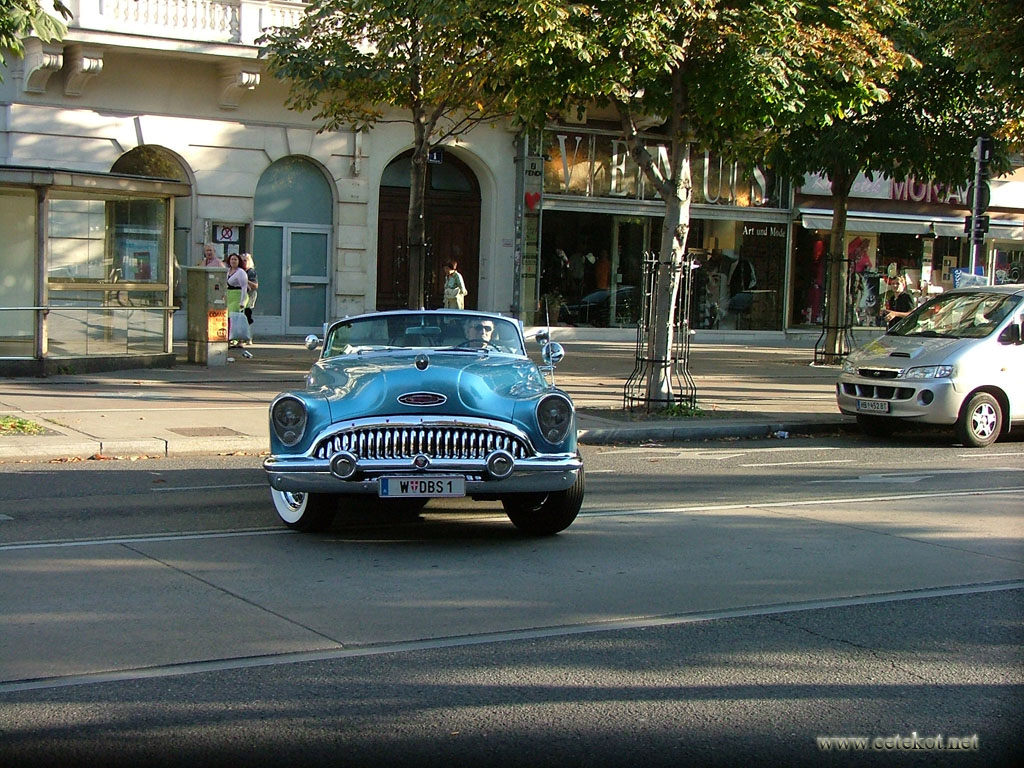Старинные автомобили на улицах Вены.