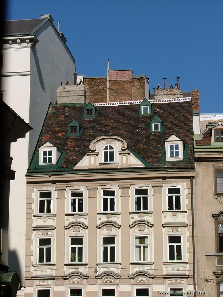 Улицы Вены, многоэтажная мансарда.