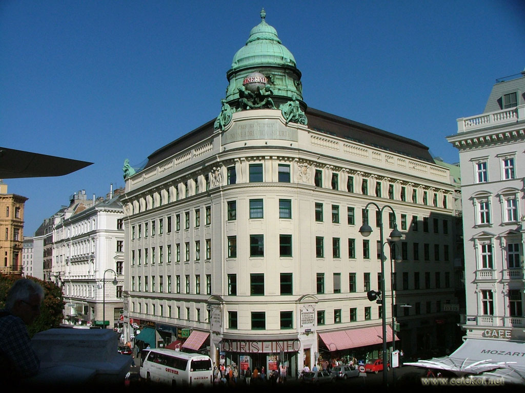 Улицы Вены, туристический центр на Albertinaplatz.