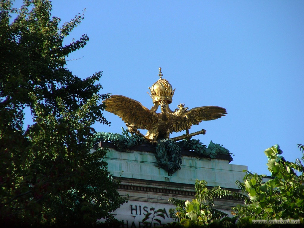 Вена: золотой орёл в Фольксгартен.