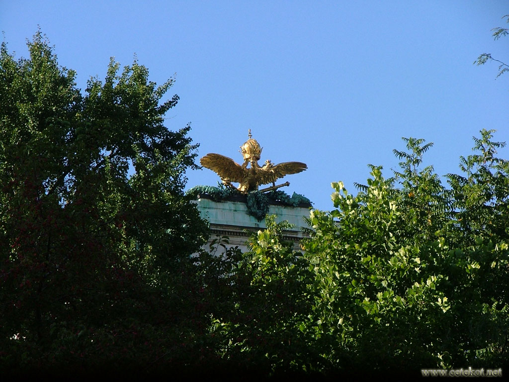 Вена: золотой орёл в Фольксгартен подальше.
