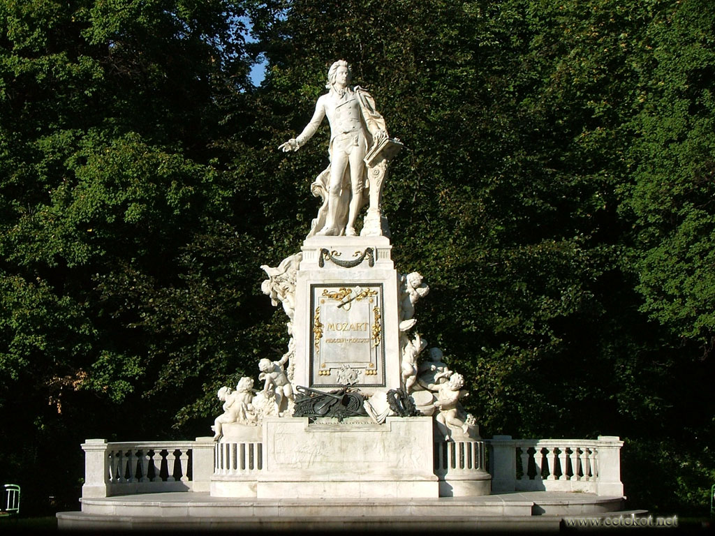 Вена: памятник Моцарту.