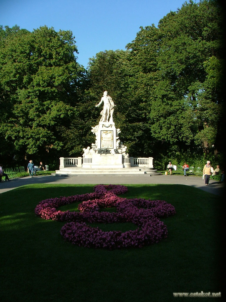 Вена: памятник Моцарту и скрипичный ключ.