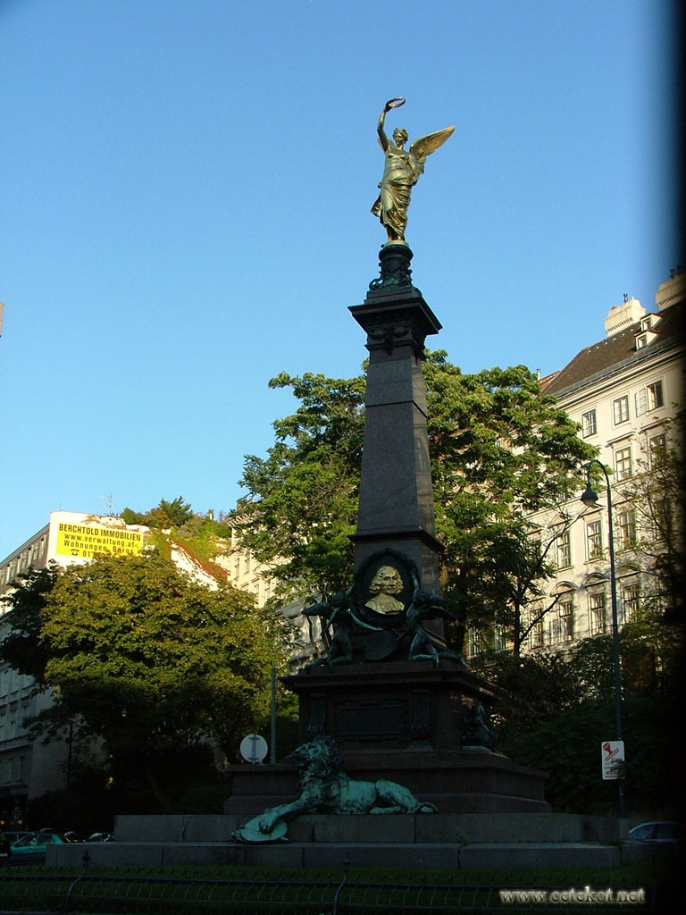 Вена, ещё один памятник Моцарту.