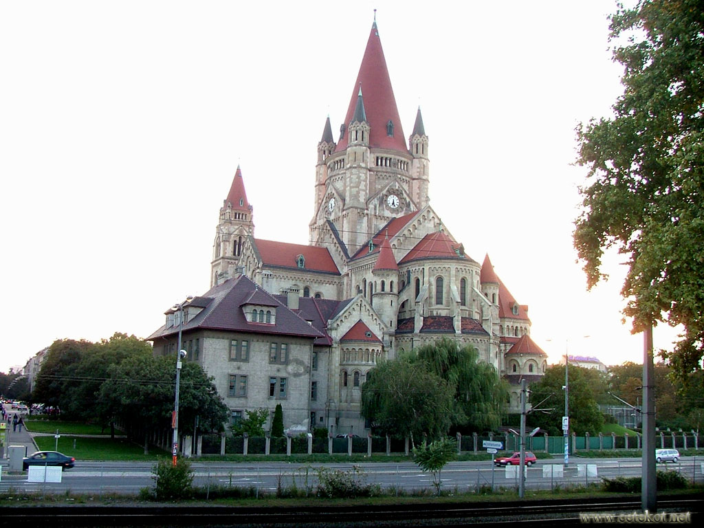 Вена, церквушка на берегу реки.