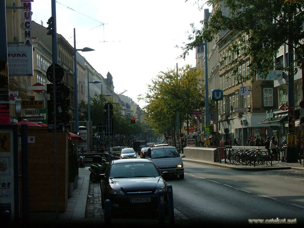 Улицы Вены, бесконечные вывески.