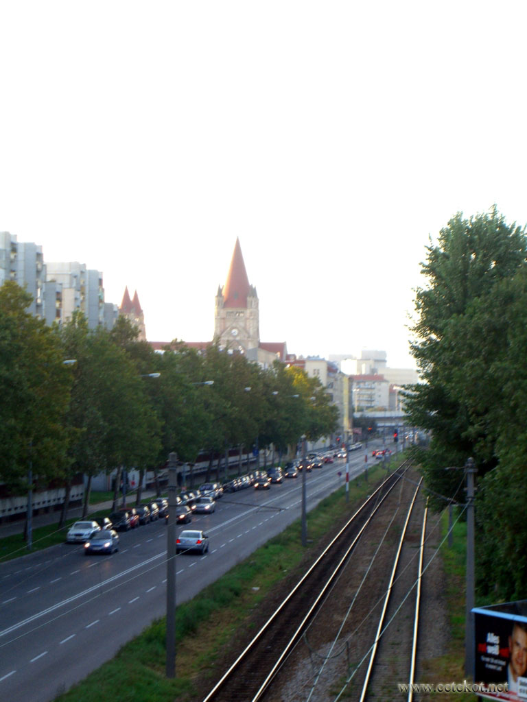 Вена: Улица вдоль Дуная, другой ракурс.