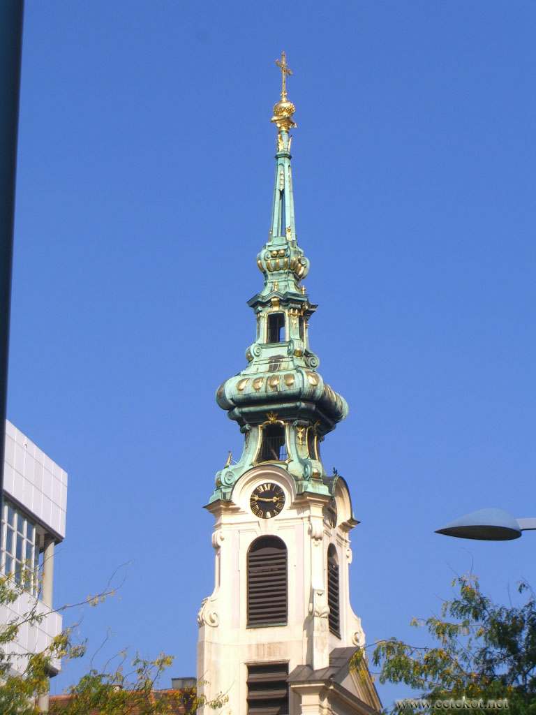 Вена: церковь и фонарь в кадре.