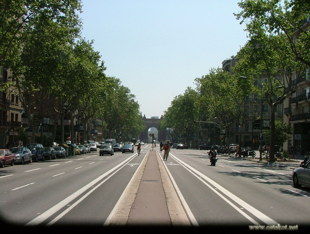 Барселона. Вдалеке - Триумфальная арка, вид с Passeig de Sant Joan.