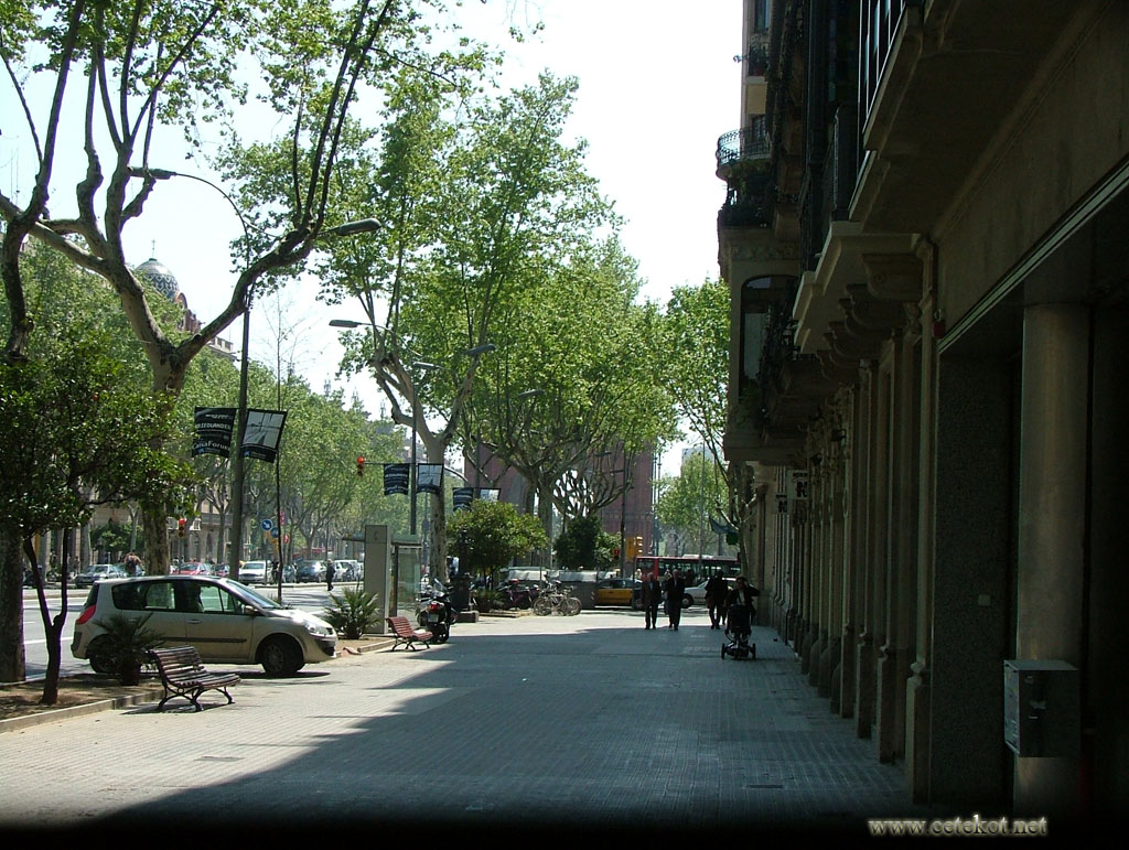 Барселона. Passeig de Sant Joan, широкий тротуар.