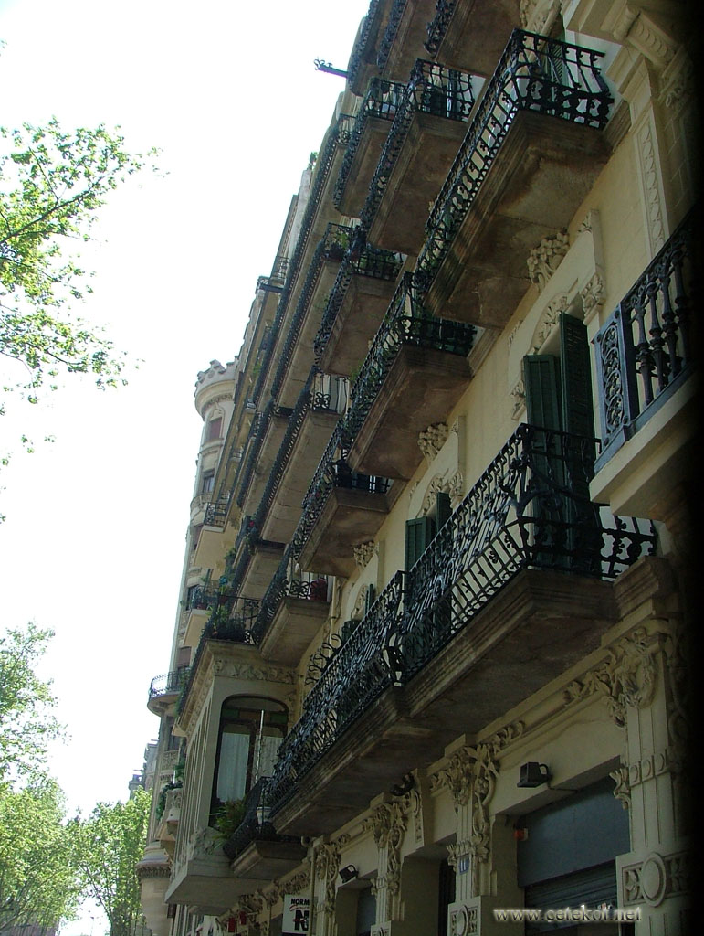 Барселона. Балконы старого города, ковка - отличная! Passeig de Sant Joan.