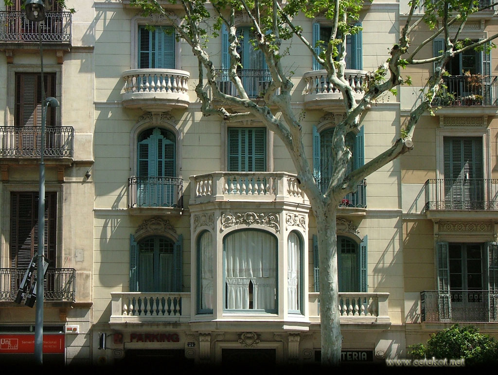Барселона. Балконы старого города, не хватает пропретора. Passeig de Sant Joan.
