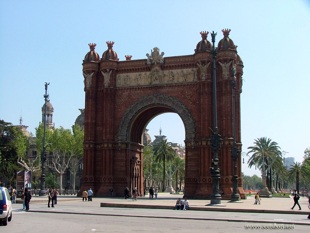 Барселона. Триумфальная арка с другой стороны.