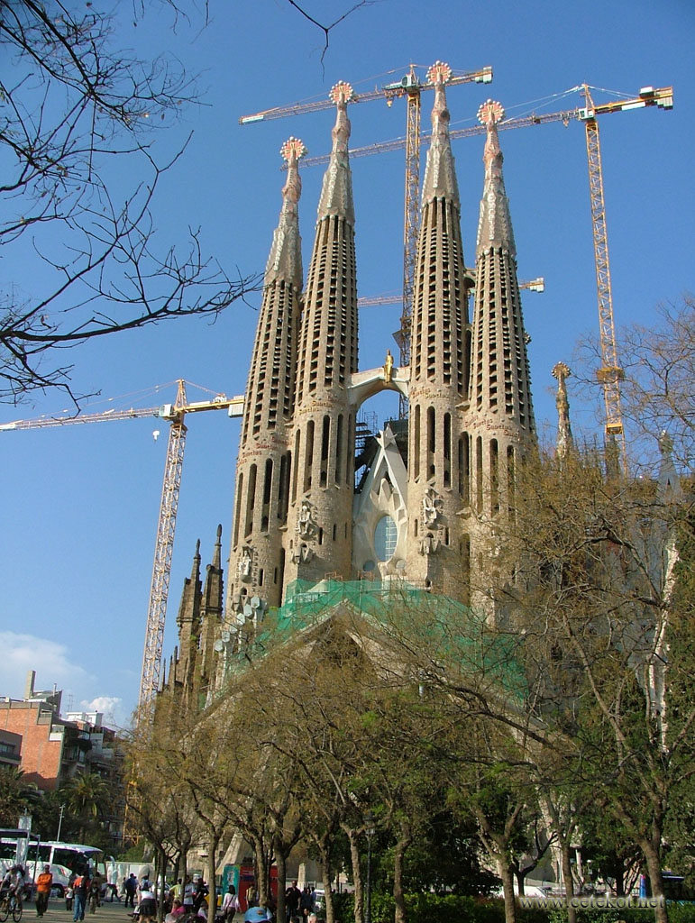 Барселона. Sagrada Familia, краны и стройка.