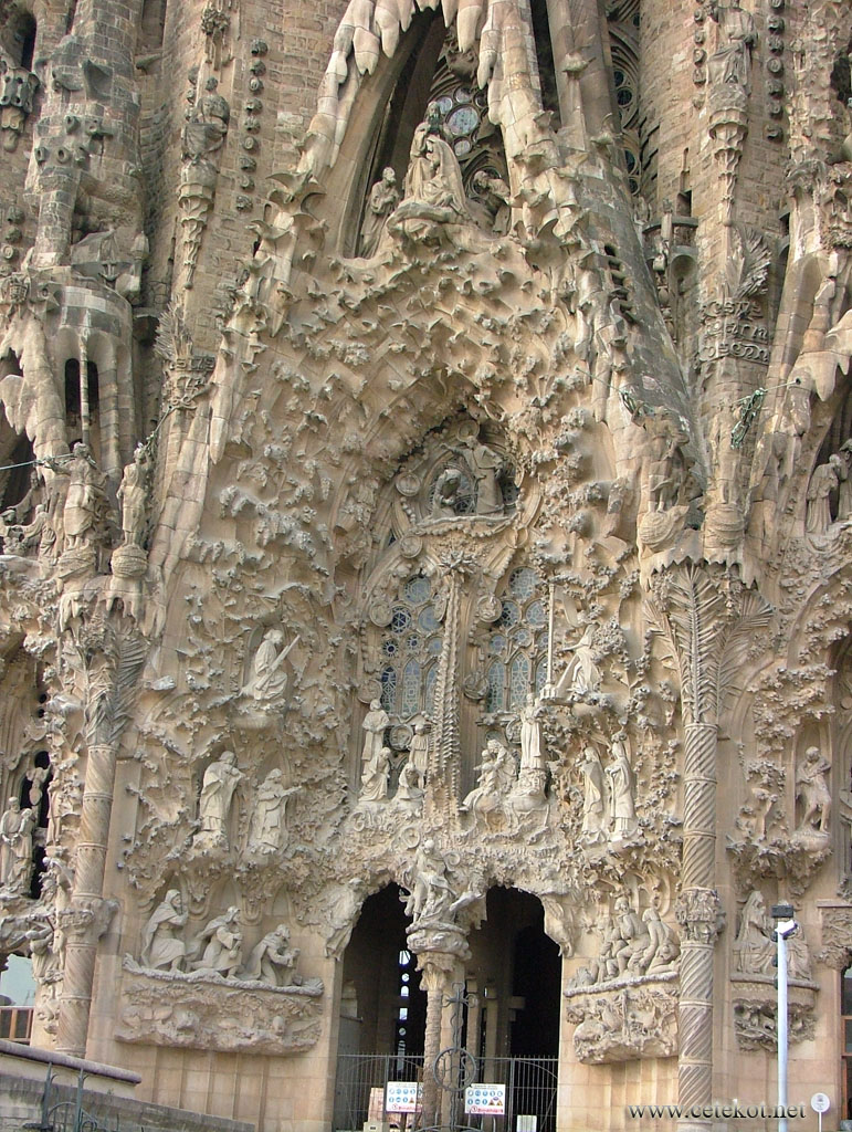 Барселона. Sagrada Familia, светлый фасад поближе.