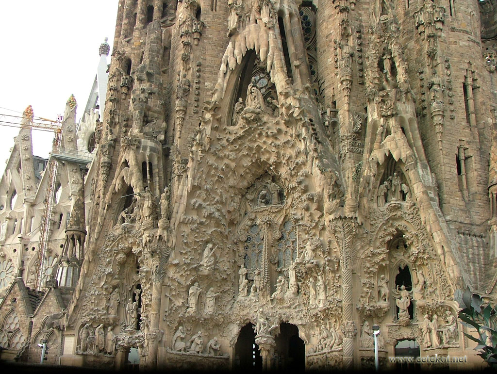 Барселона. Sagrada Familia, другой ракурс светлого фасада.