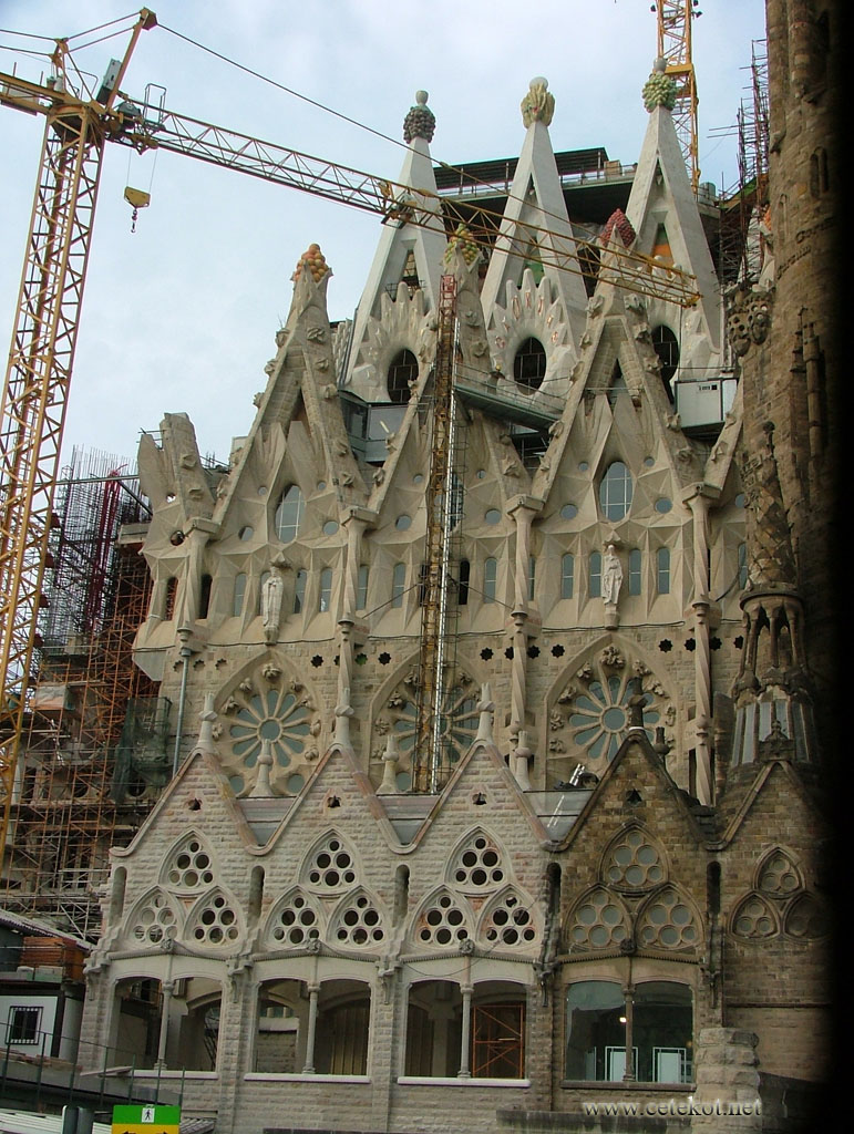 Барселона. Sagrada Familia, новый фасад и краны.