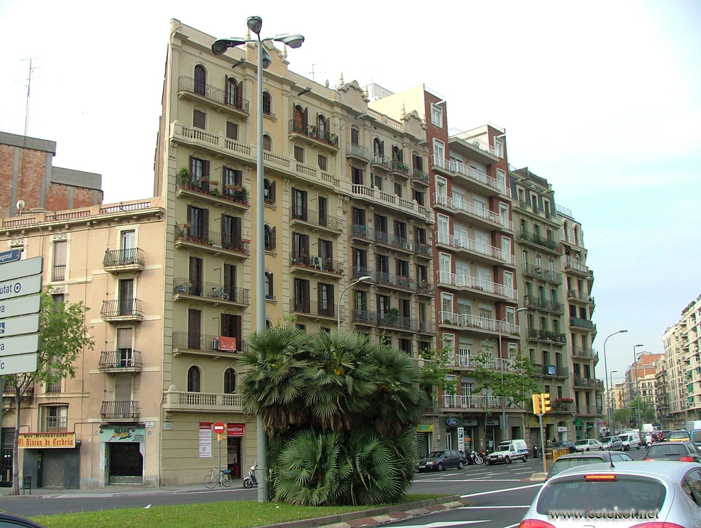 Ловкое угловое здание. Avinguda Diagonal.