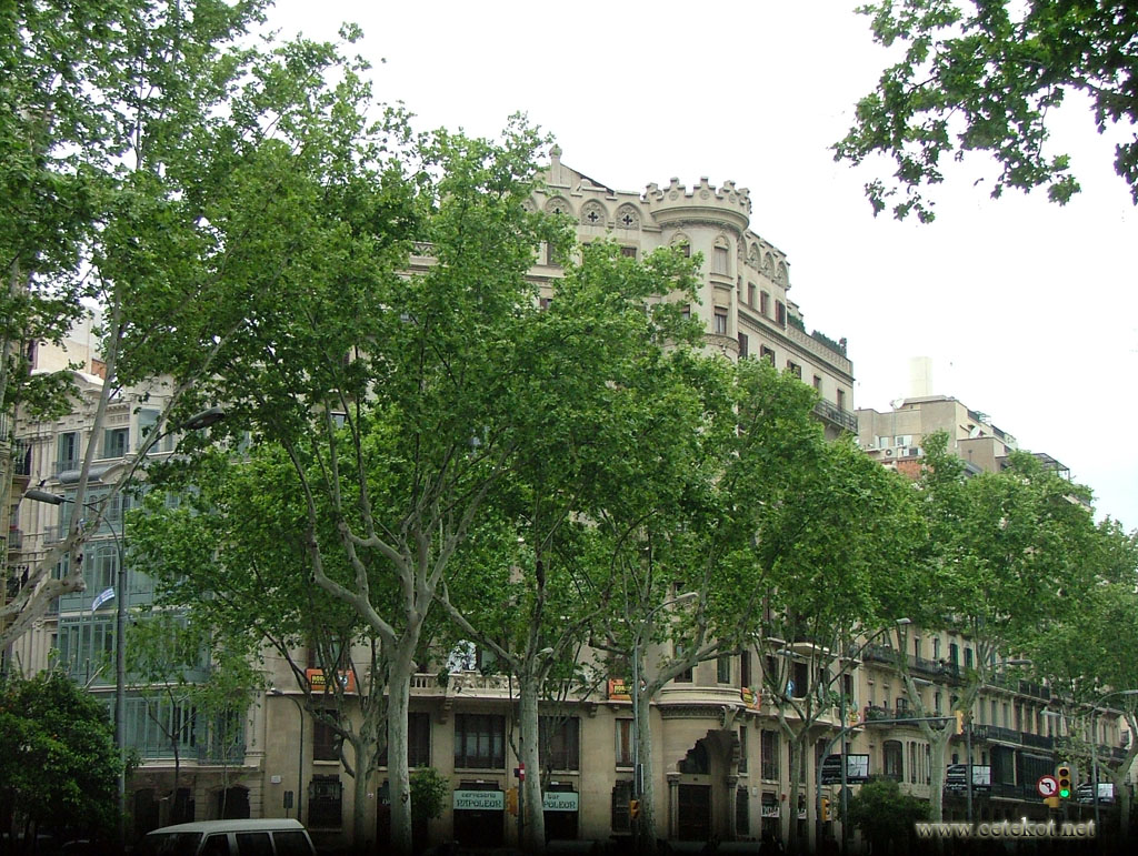 Барселона: угловое здание с башенкой, Passeig de Sant Joan.