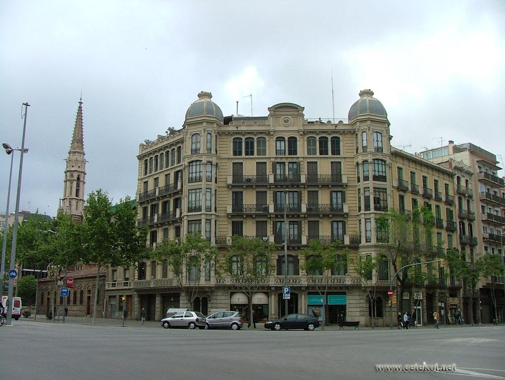 Барселона: балконы и башни в одном угловом здании, Passeig de Sant Joan.