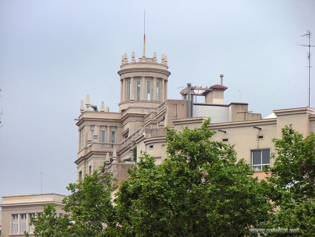 Барселона: отличная башенка на крыше, Passeig de Sant Joan.