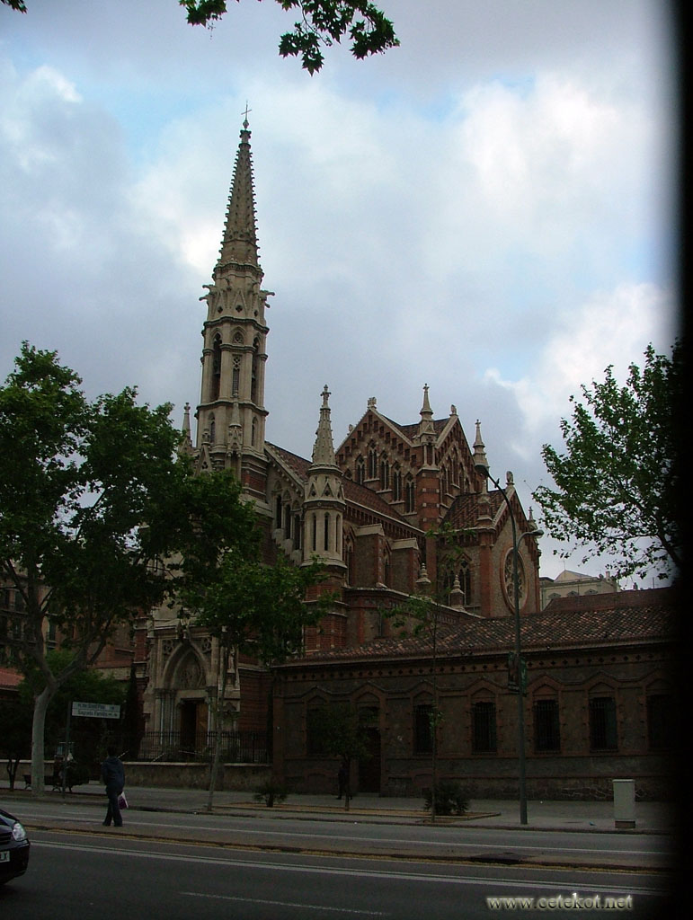 Барселона: другой вид на церковь Святого Франциска Сальского.
