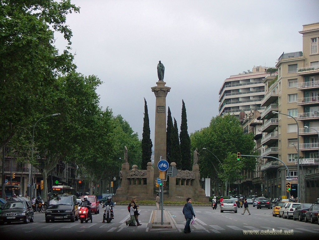 Барселона: памятник Жасинту Вердагеру ( Monument a Mossèn Jacint Verdaguer ).