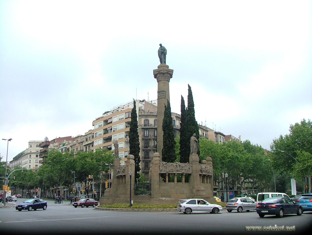 Барселона: памятник Жасинту Вердагеру с другой стороны, Passeig de Sant Joan.