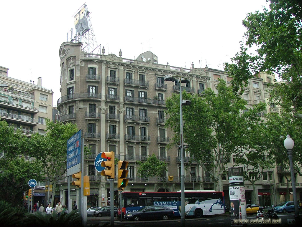 Барселона: дом большой совы на Passeig de Sant Joan.