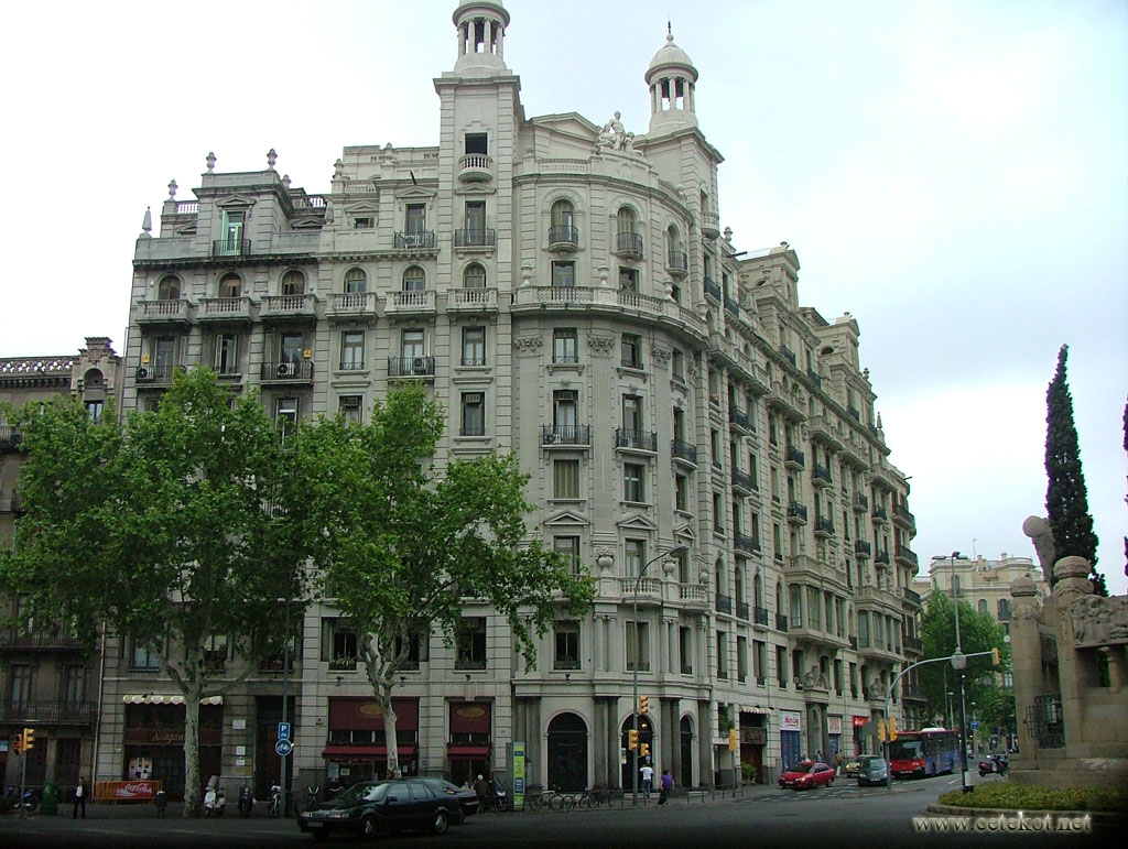 Барселона: практически идеальный угловой дом, Passeig de Sant Joan.
