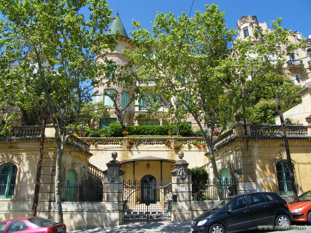Барселона: Вниз по Avinguda del Tibidabo, или шикарный особняк, или скромный дворец.