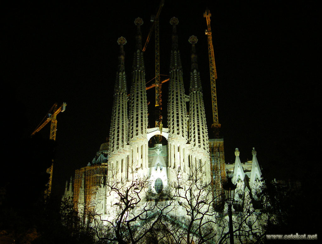 Ночная Барселона: юго-западный фасад Sagrada Familia.