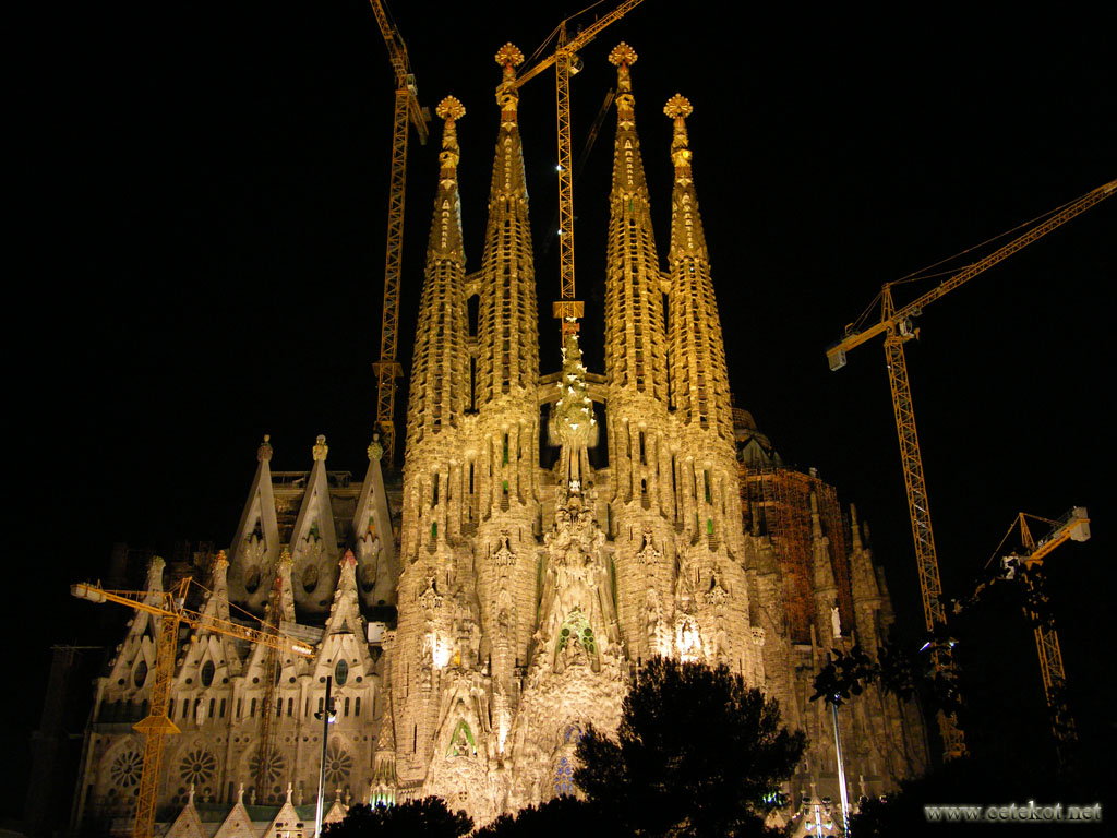 Ночная Барселона: северо-восточный фасад Sagrada Familia.