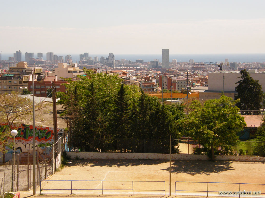Барселона: вид с Avinguda de la Mare de Deu de Monserrat на город.
