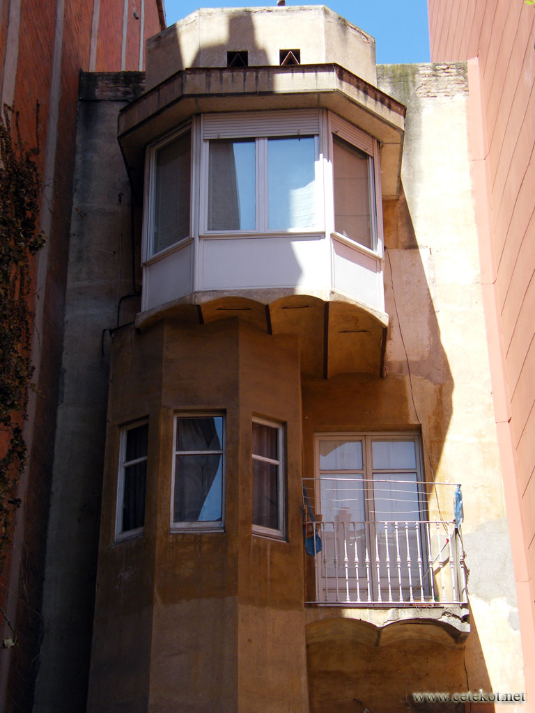 Барселона: балконы явно пристроили позже..