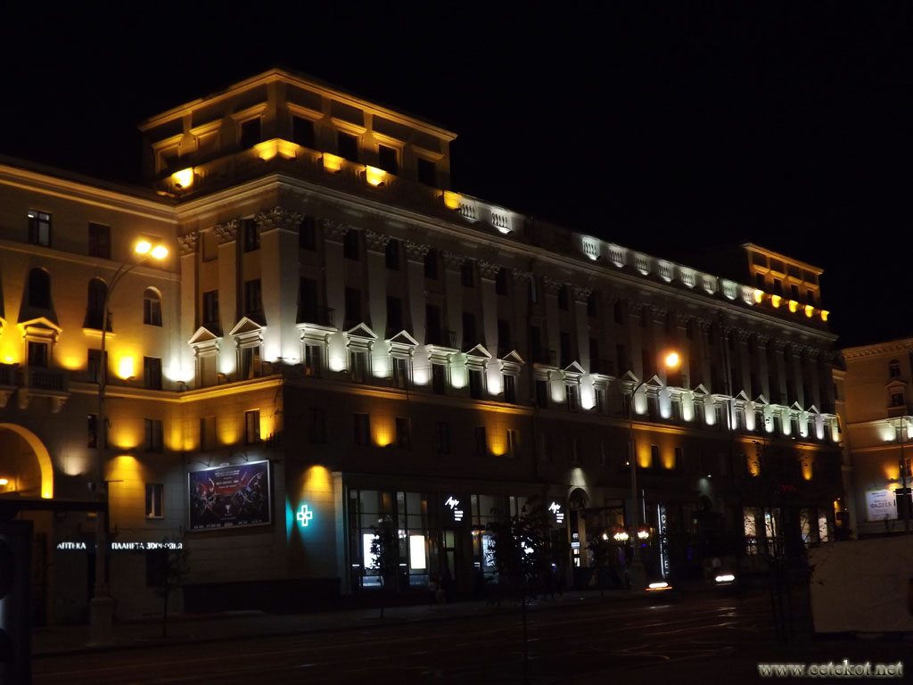 Ночной Минск: полосатая подсветка на проспекте Независимости.