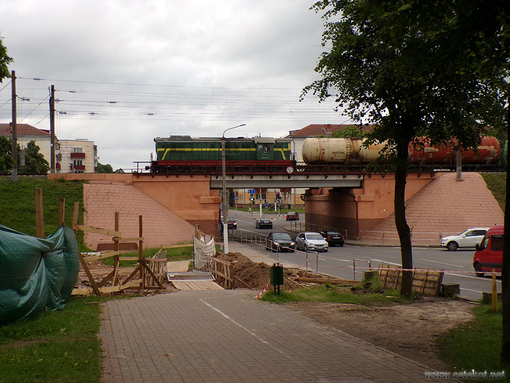Орша: высокохудожественный поезд над улицей Мира.