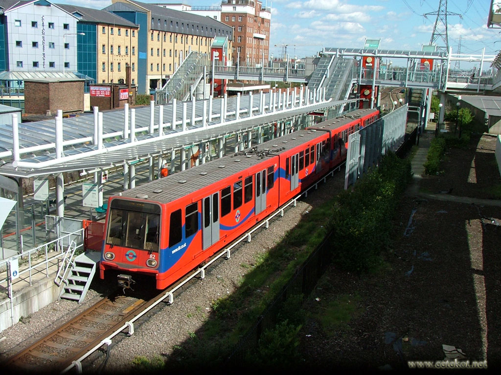 DLR: небольшой автоматический лондонский поезд надземного метро.