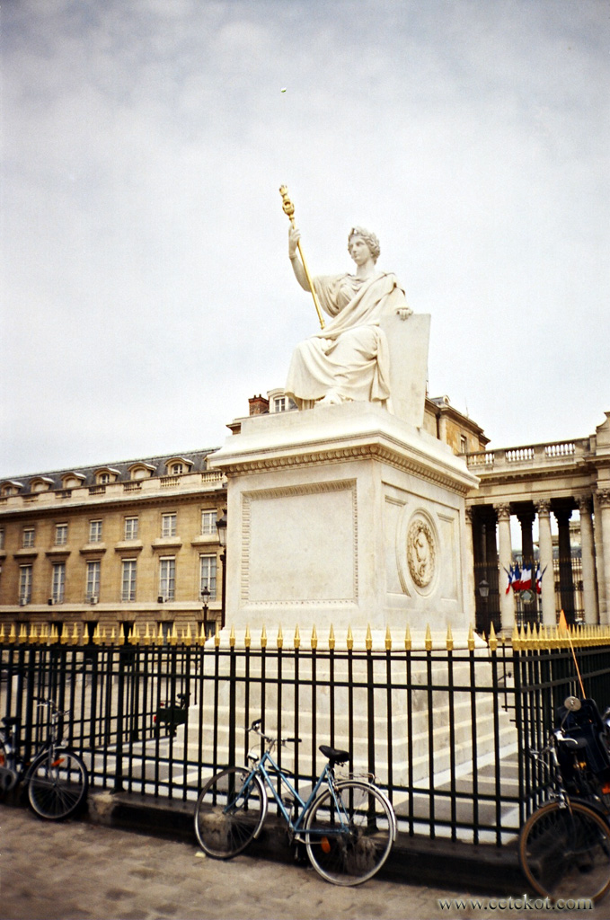 Париж: зачем огорожен памятник - непонятно.