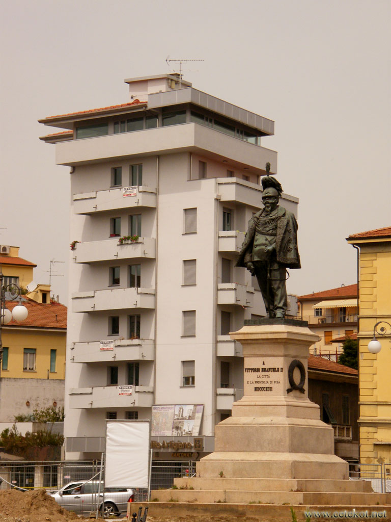 Пиза: памятник Виктору Эммануилу II (  первый король единой Италии нового времени с 1861 года ).