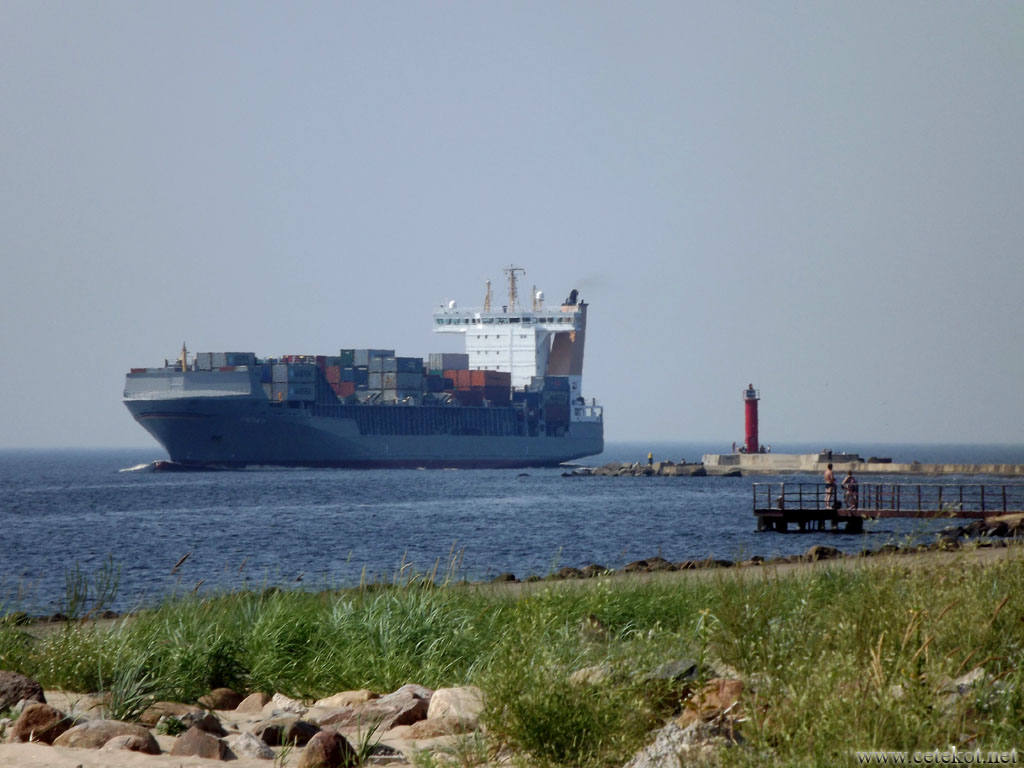 Латвия, Вецмилгравис: контейнеровоз входит в устье.