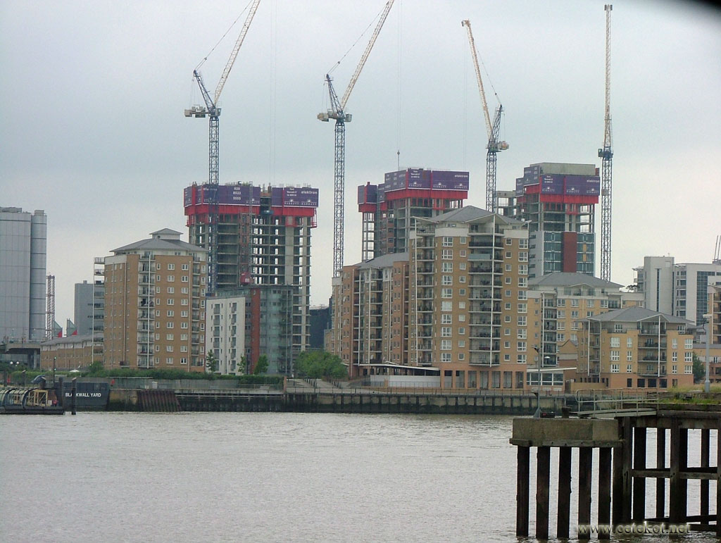 Canary Wharf. Жилые дома. И строят ещё. Вид с North Greenwich.