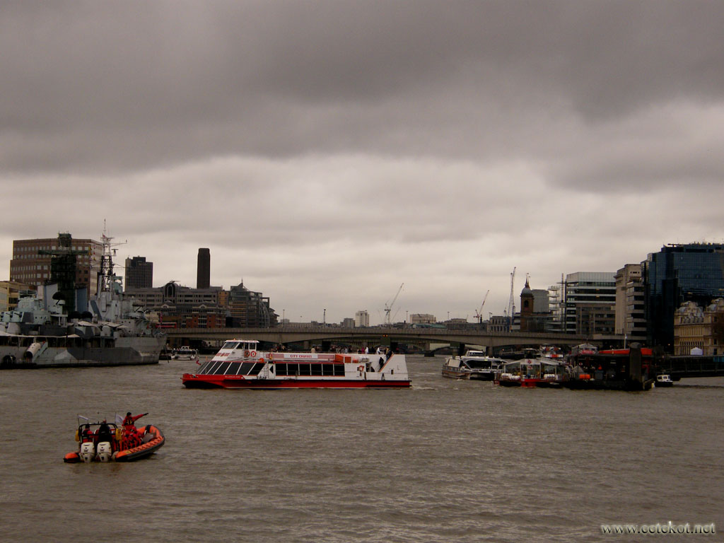 Лондон: загруженная Темза.