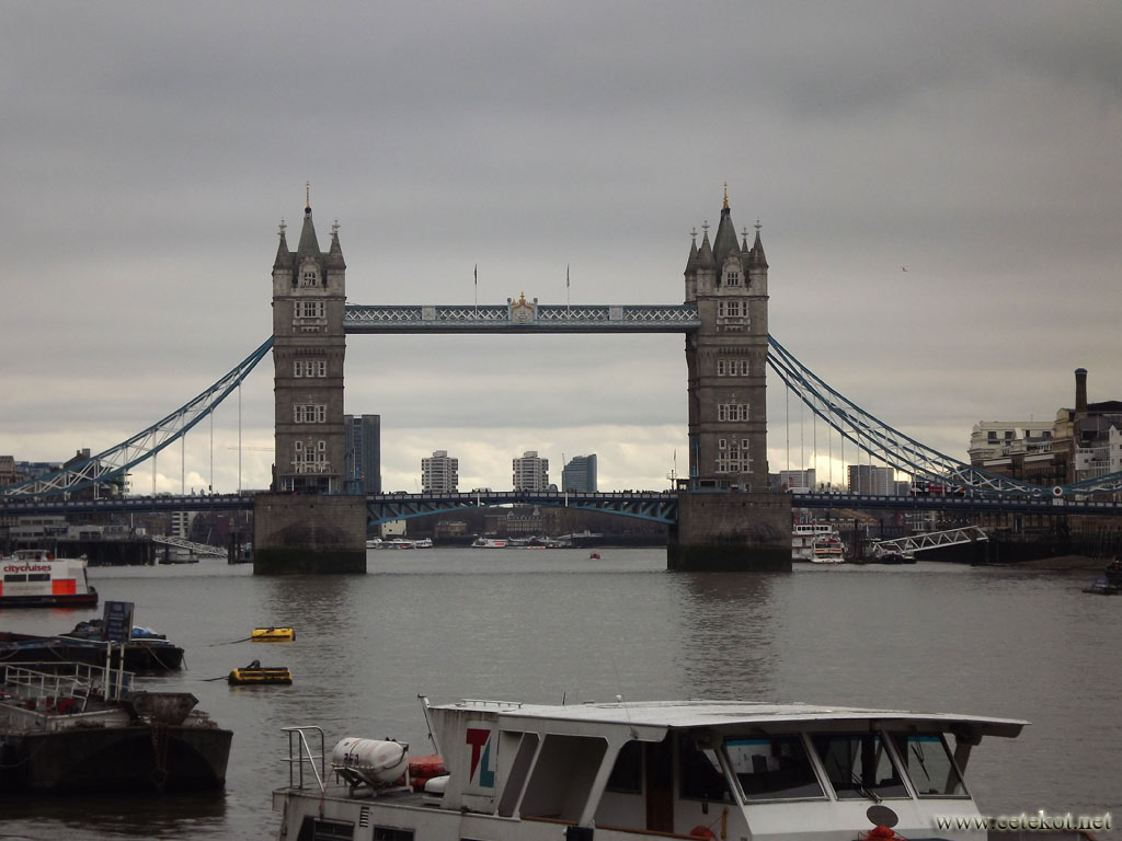 Лондон: Тауэрский мост с реки.