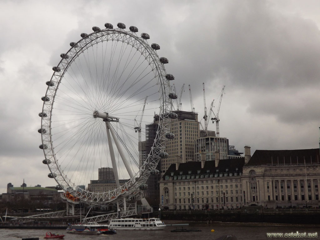 Лондон: колесо обозрения London Eye.