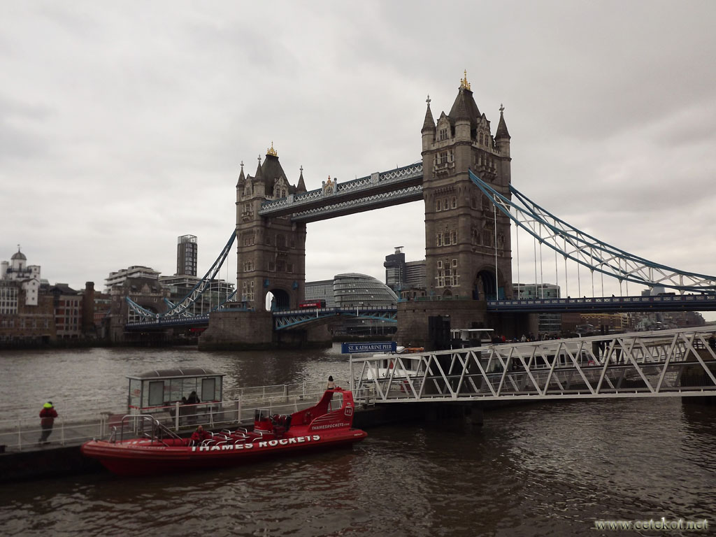 Лондон: Тауэрский мост с нетуристического ракурса.
