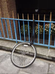 Лондон: неправильно прикреплённый велосипед.
