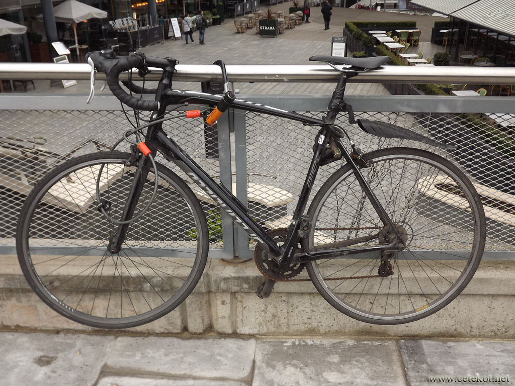 Лондон: правильно и надёжно прикреплённый велосипед.