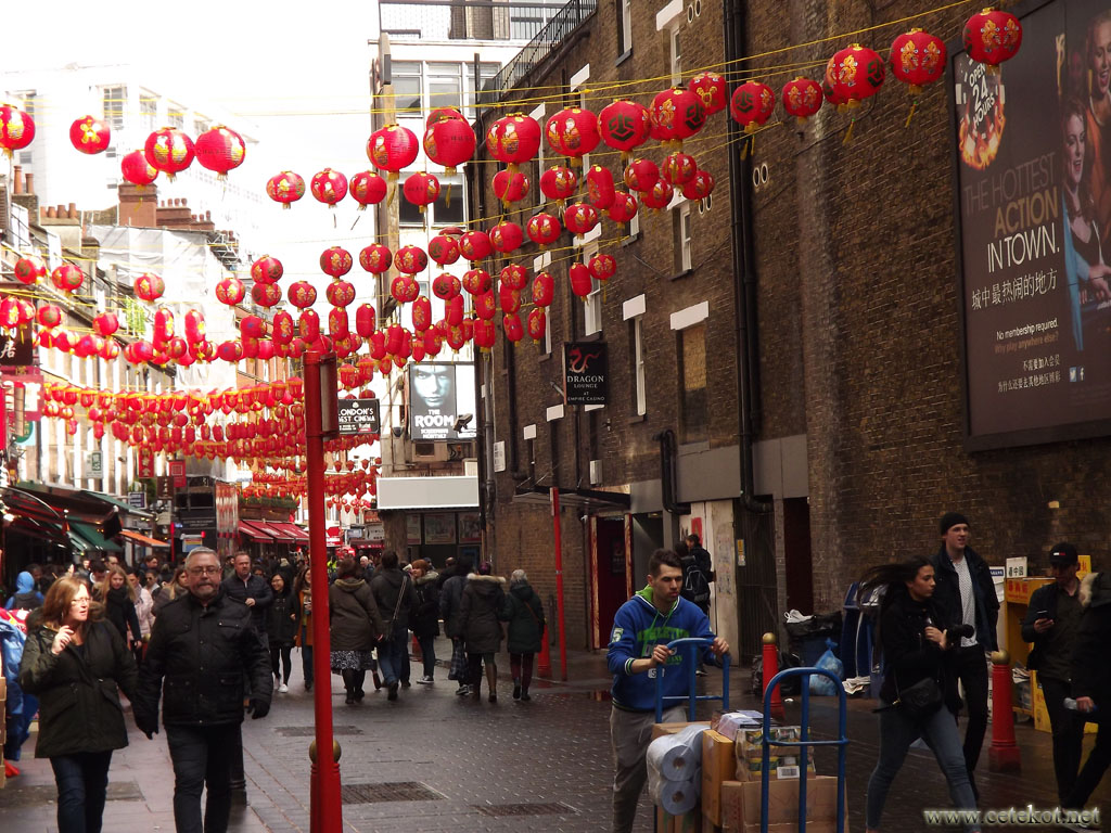 Лондонский Chinatown, одна из боковых улиц.